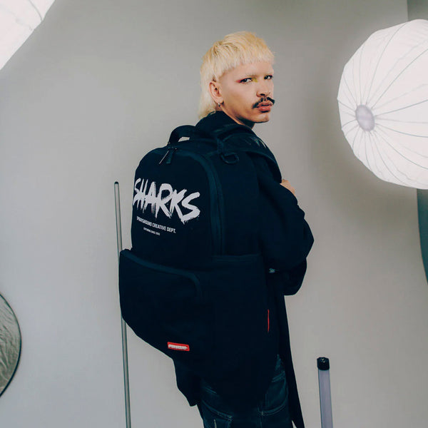 Mochila Urbano Unisex Sprayground Dlxsv Sharks Creavtive Dept Cargo Pocket Mochila Urbano Unisex Sprayground Dlxsv Sharks Creavtive Dept Cargo Pocket