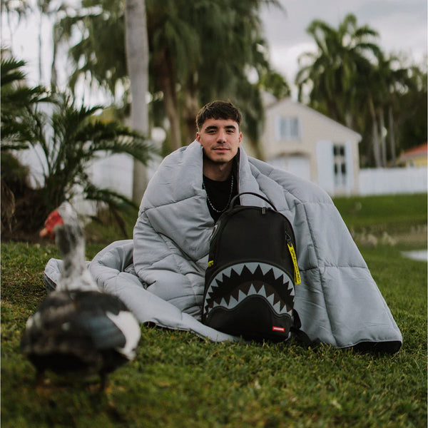 Mochila Urbano Unisex Sprayground Dlxsv Shark Central Yellow Tape Mochila Urbano Unisex Sprayground Dlxsv Shark Central Yellow Tape