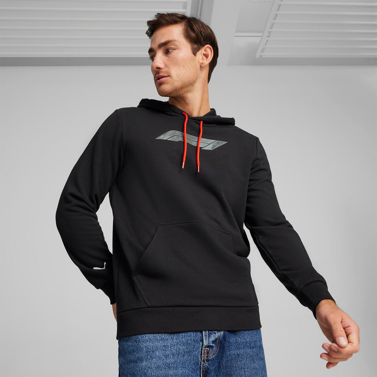 Polera Motorsport Hombre Puma F1 Logo Graphic Hoodie color Negro Moda Urbana - código 625693 01