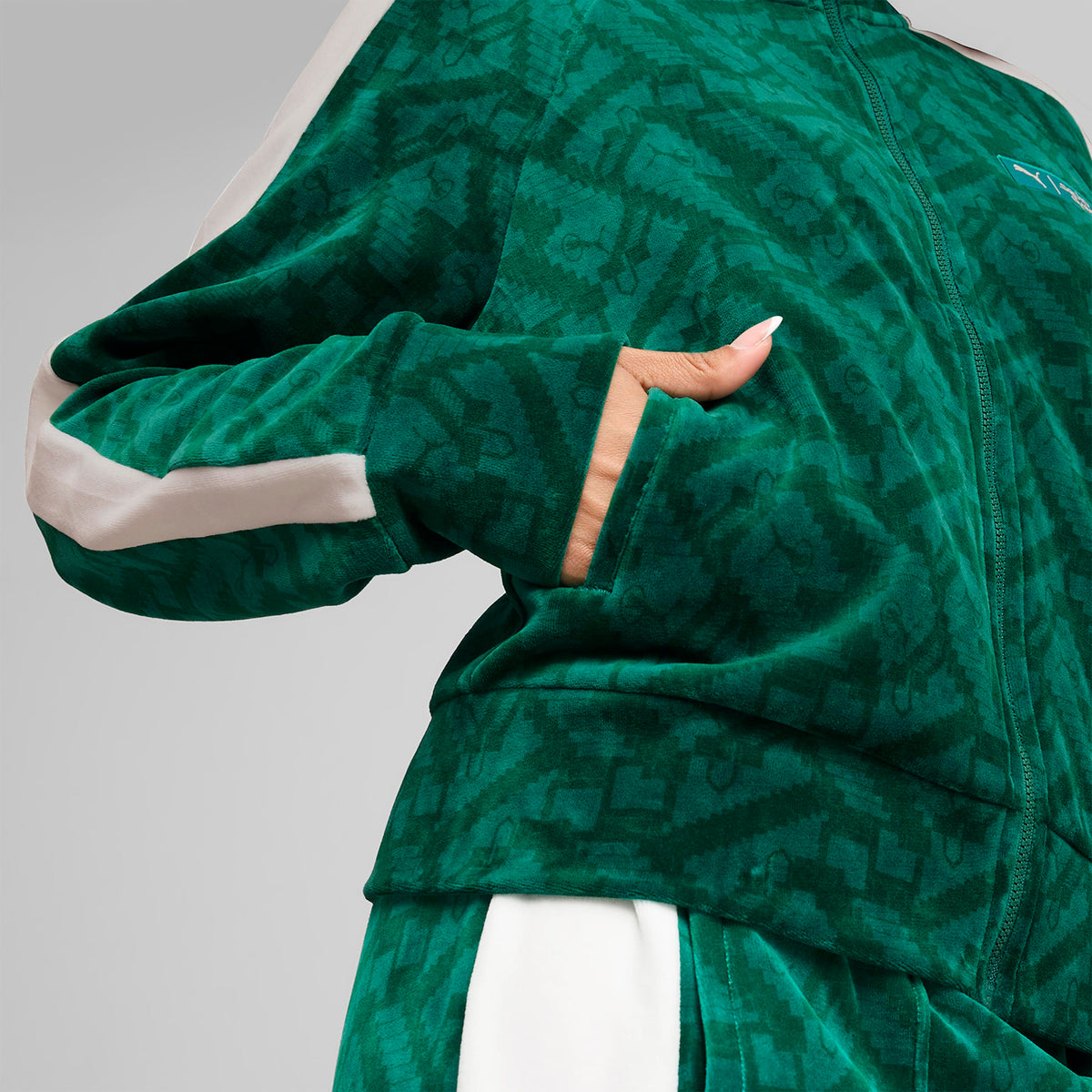 Casaca Urbano Mujer Puma X Squid Game T7 Iconic Track Jacket color Verde Tendencia - código 627432 86