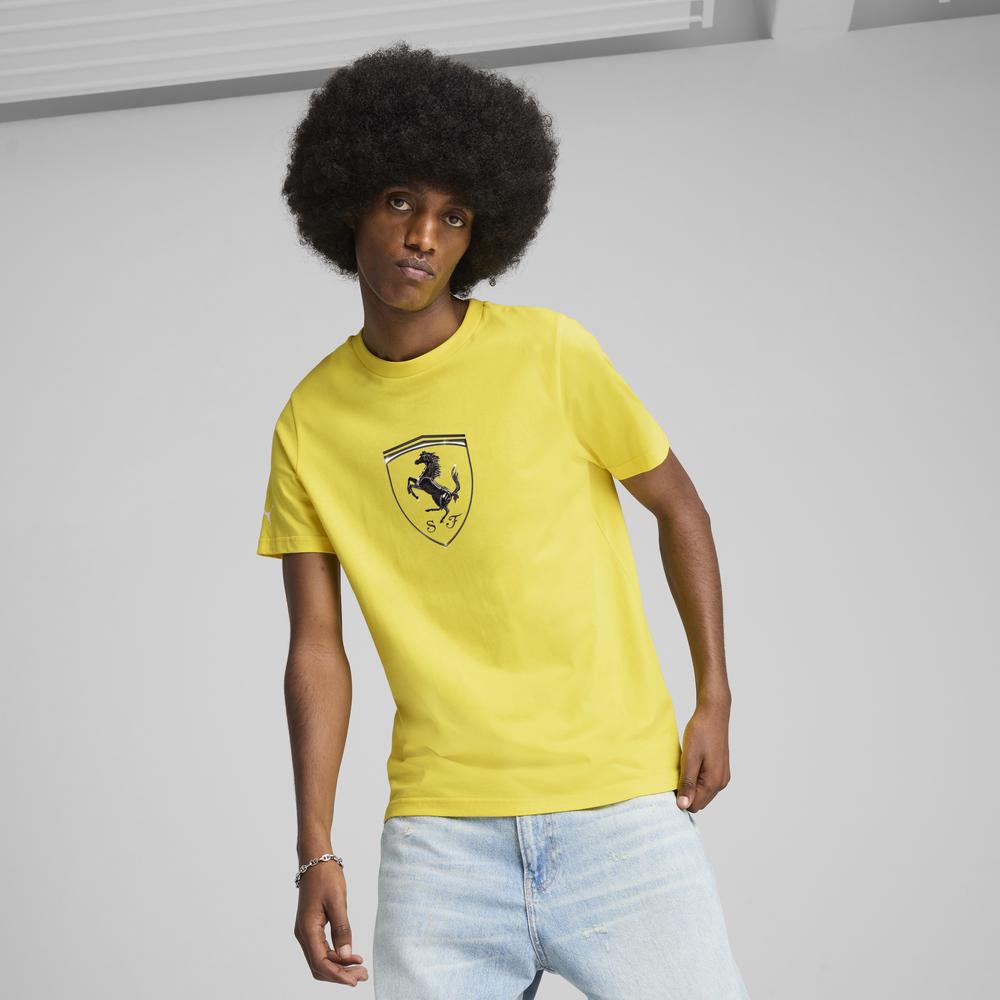Polos Motorsport Hombre Puma Ferrari Race Tonal Big Shield Tee color Amarillo Outfit streetwear - código 630189 03