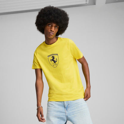 Polos Motorsport Hombre Puma Ferrari Race Tonal Big Shield Tee color Amarillo Outfit streetwear - código 630189 03
