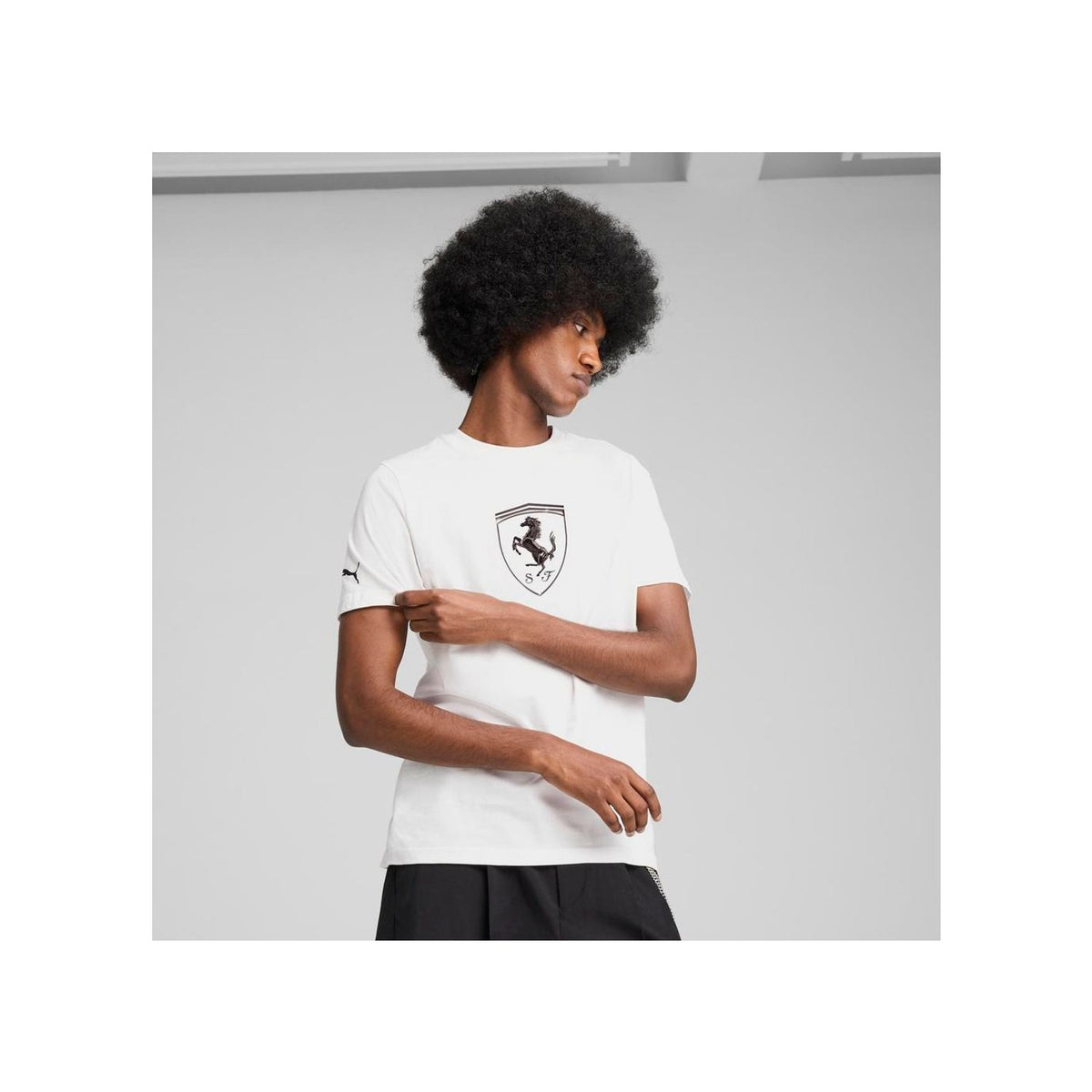 Polos Motorsport Hombre Puma Ferrari Race Tonal Big Shield Tee color Blanco Outfit streetwear - código 630189 04