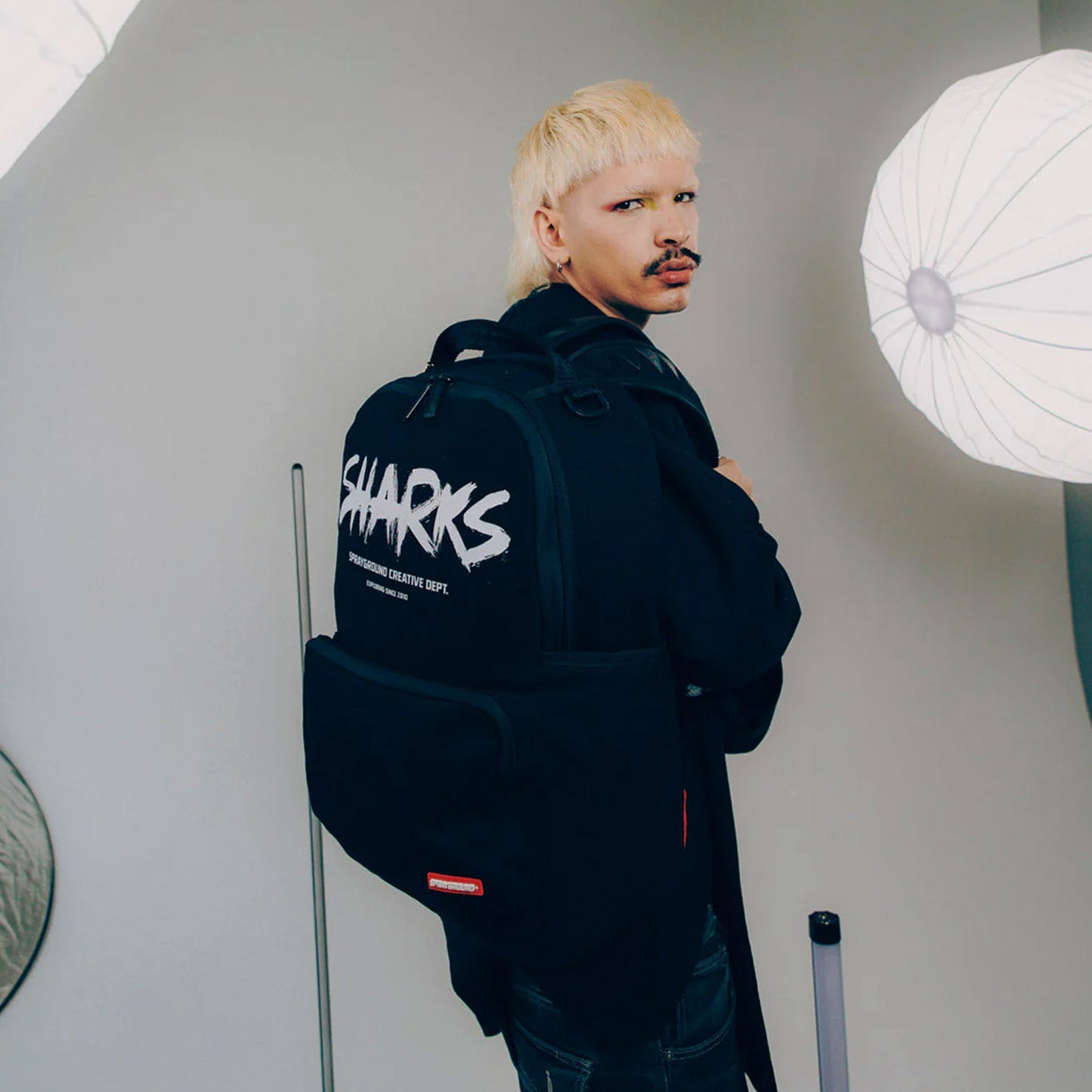 Mochila Urbano Unisex Sprayground Dlxsv Sharks Creavtive Dept Cargo Pocket