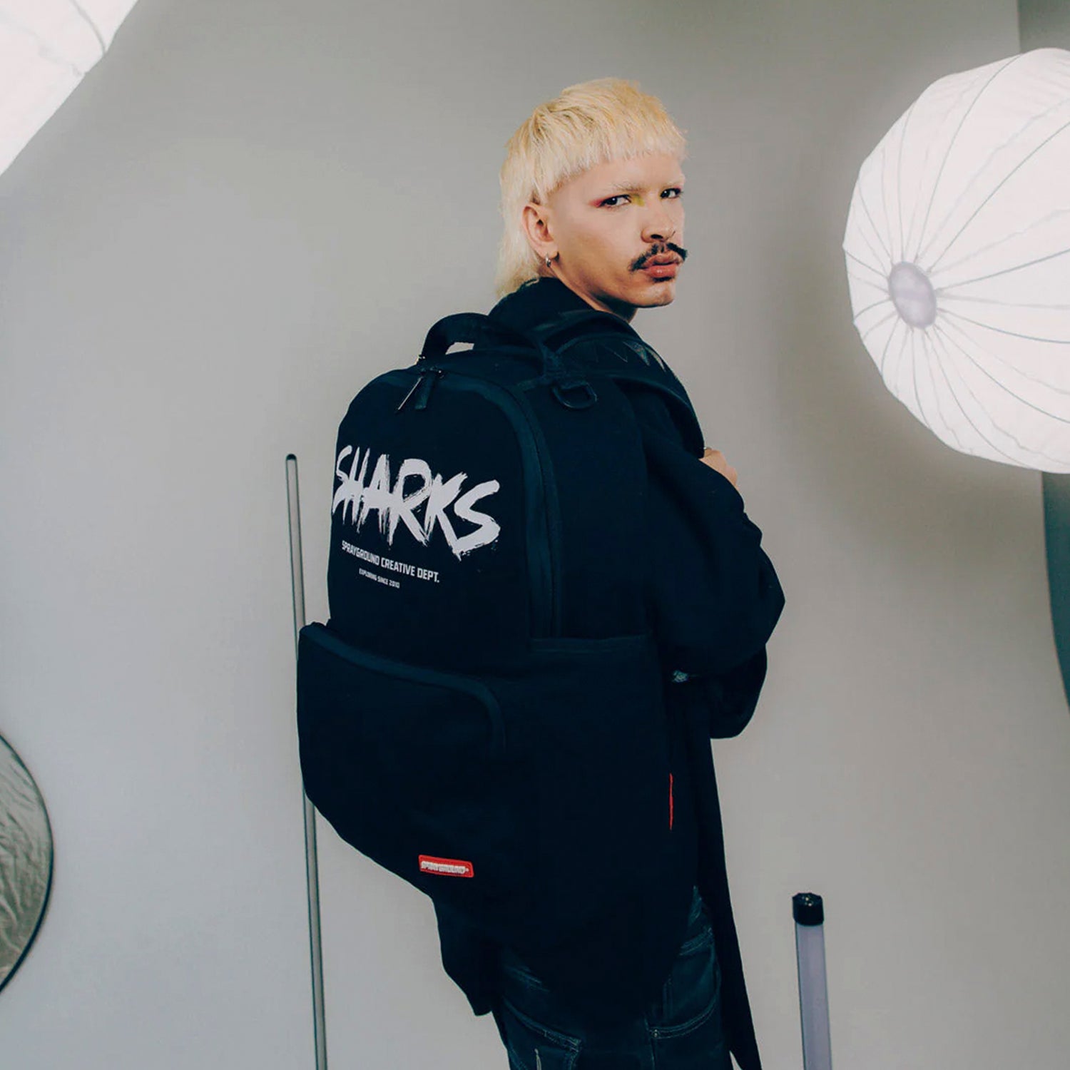 Mochila Urbano Unisex Sprayground Dlxsv Sharks Creavtive Dept Cargo Pocket