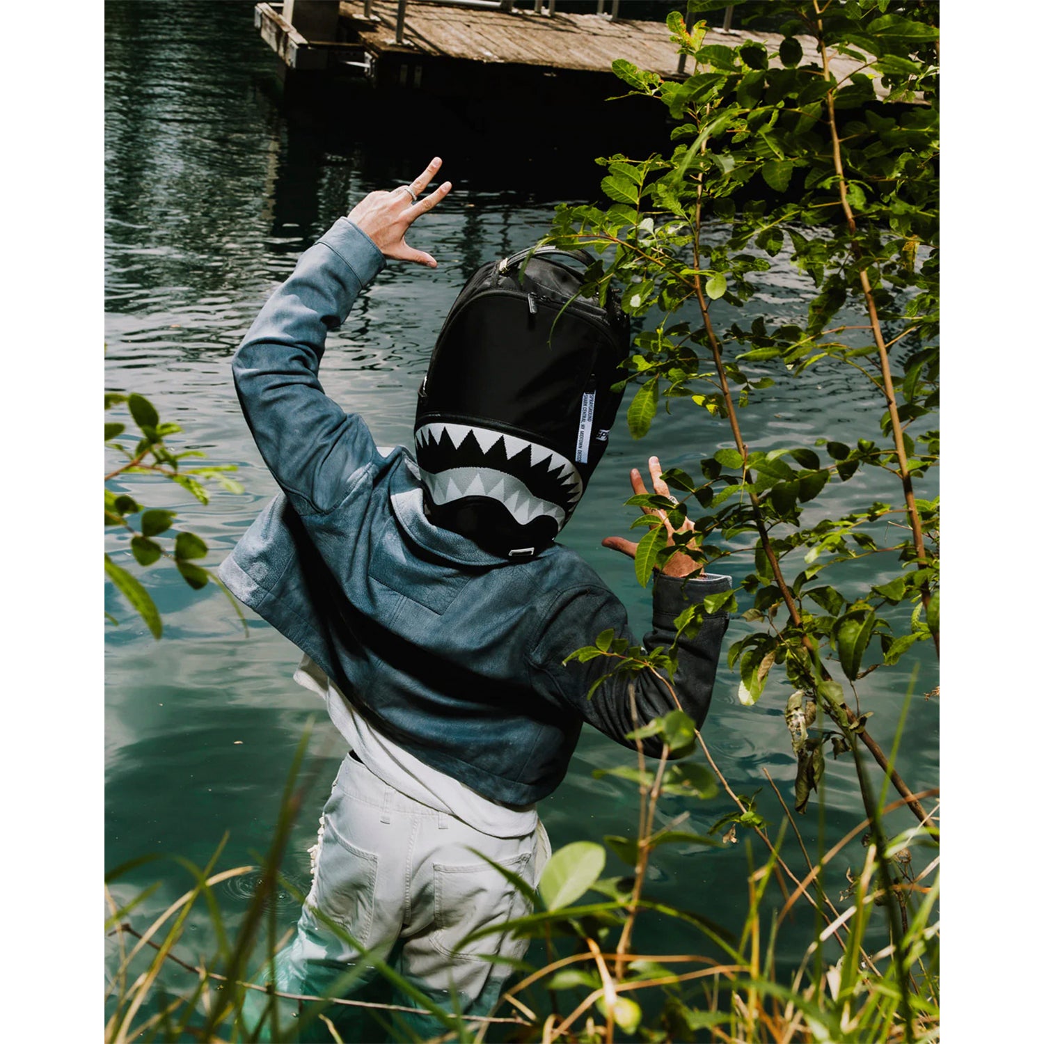 Mochila Urbano Unisex Sprayground Dlxsv Shark Central Hazard Pay