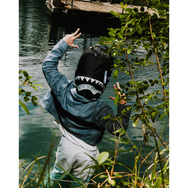 Mochila Urbano Unisex Sprayground Dlxsv Shark Central Hazard Pay