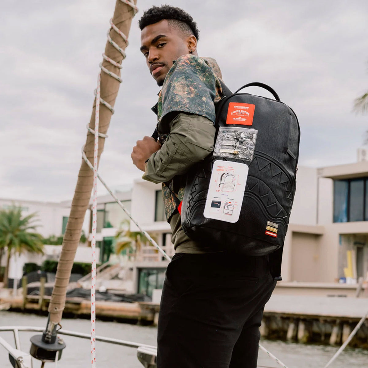 Mochila Urbano Unisex Sprayground Sample Room Shark