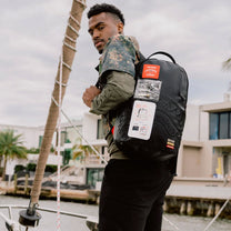 Mochila Urbano Unisex Sprayground Sample Room Shark