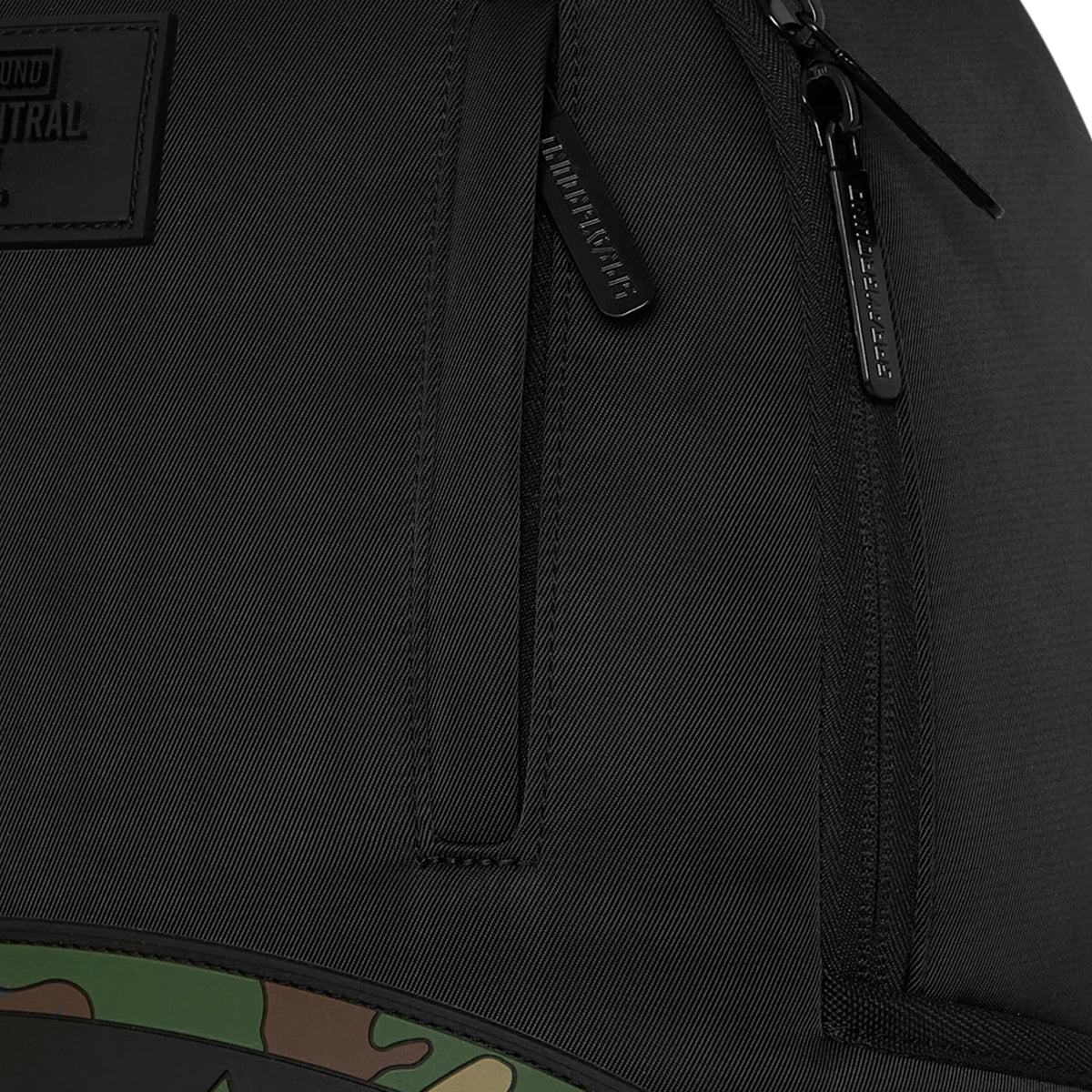 Mochila Sprayground Unisex Shark Central Black Nylon Camo Embossed Shark Negro