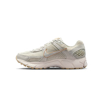 Zapatillas Nike Mujer Zoom Vomero 5 Crema