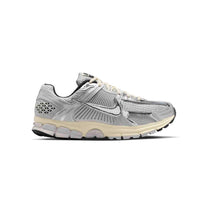 Zapatillas Nike Hombre Zoom Vomero 5 Gris