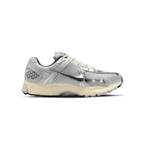 Zapatillas Nike Hombre Zoom Vomero 5 Gris